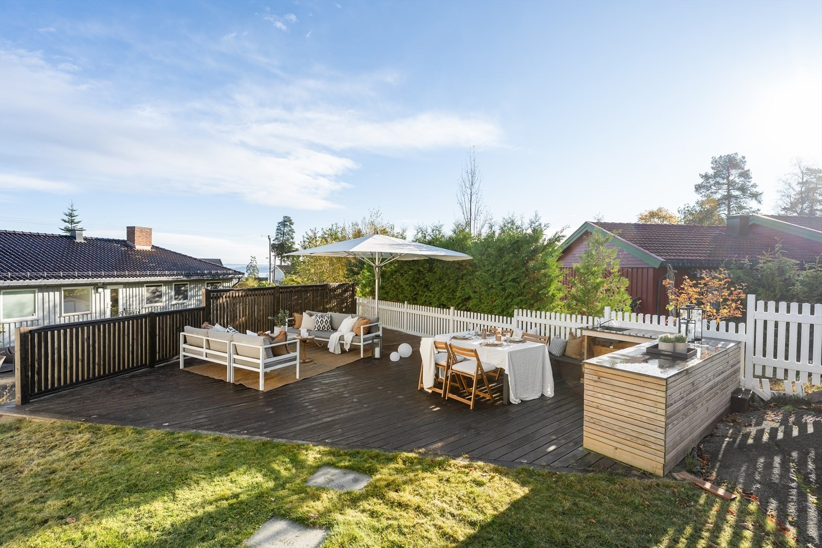 Her kan man nyte lange dager utendørs i rolige og naturskjønne omgivelser. Galleribilde