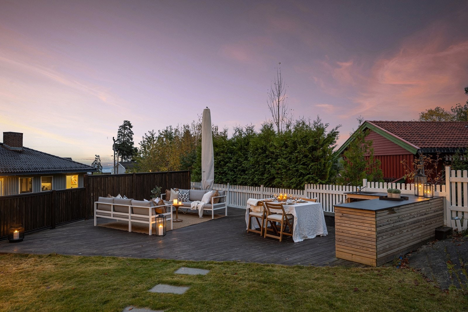 Uteplassen er like stemningsfull på kveldstid, med god plass til å samle venner og familie. Galleribilde