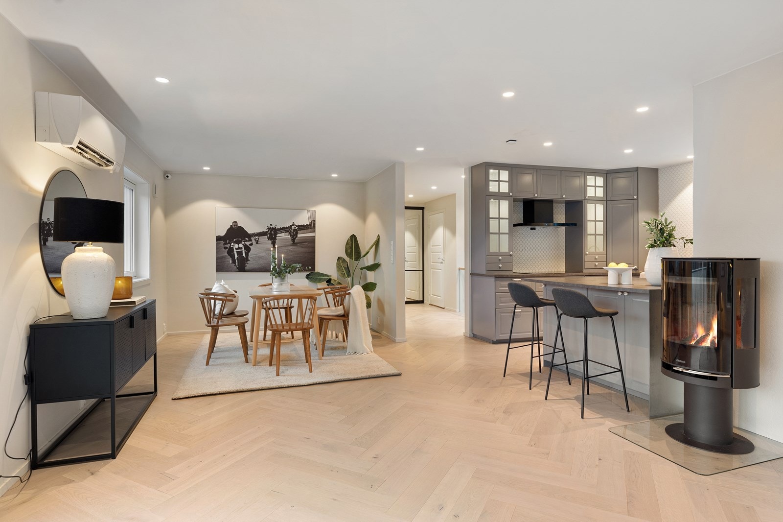 Det moderne kjøkkenet fra 2015 har en innredning med profilerte fronter og laminatbenkeplate. Galleribilde