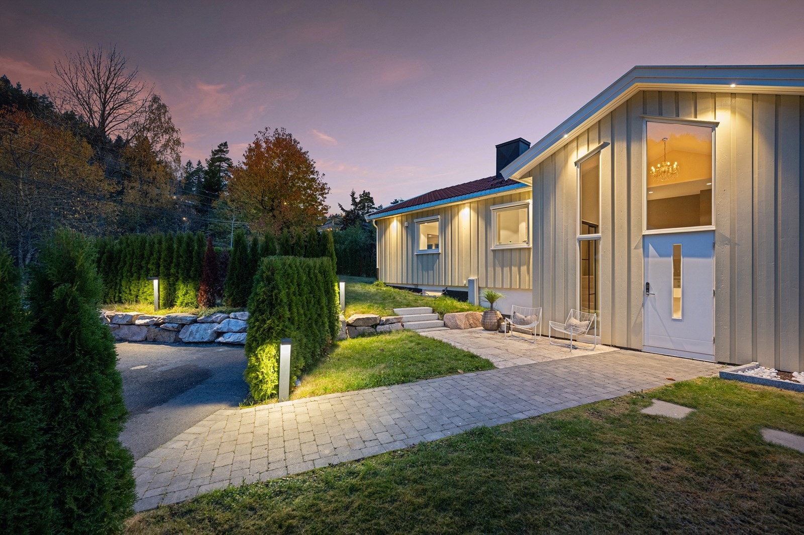 Fasaden har stående bordkledning og utstrakt bruk av nyere panel. Galleribilde