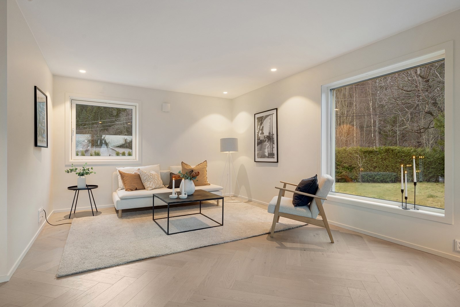 Stuen har downlights i himlingen og en luft-til-luft-varmepumpe for effektiv oppvarming. Galleribilde