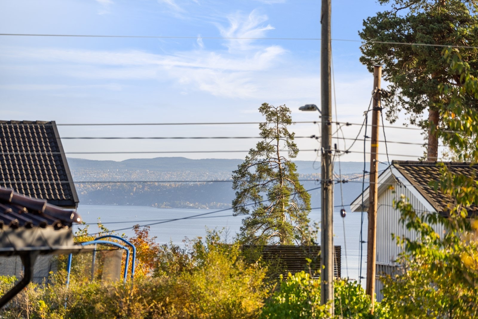 Fra eiendommen er det utsyn mot fjorden. Galleribilde