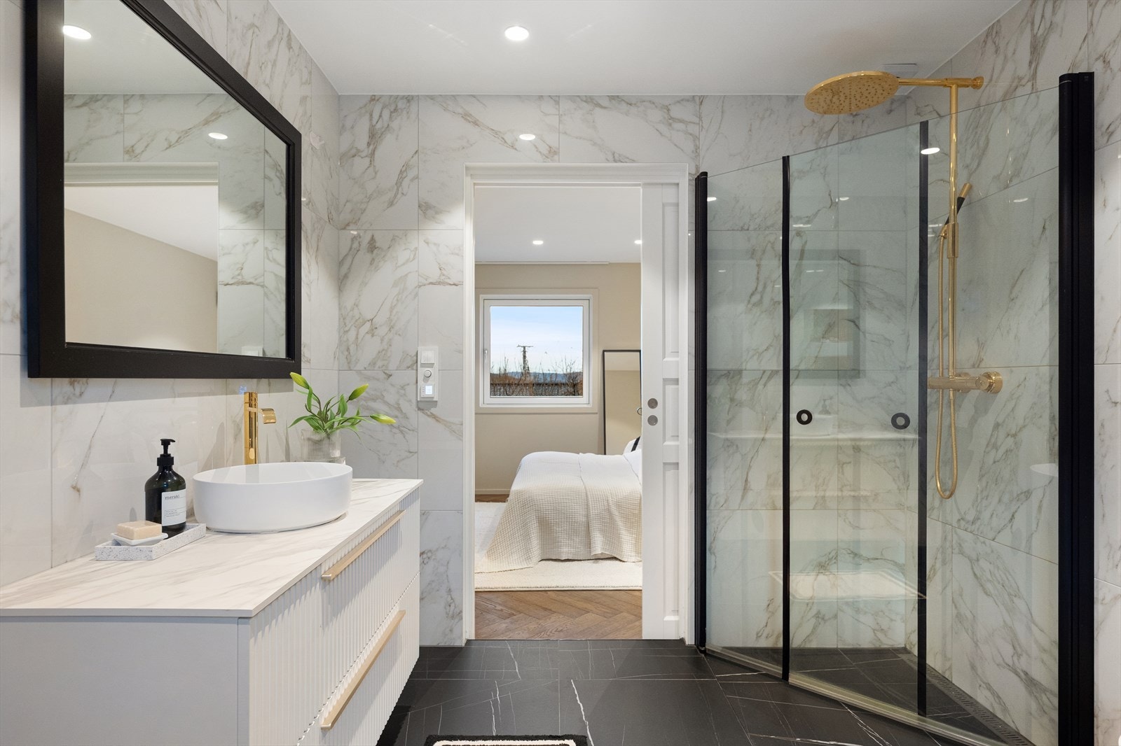 Hovedbadet ble renovert i 2019 eller nyere og har en gjennomført, elegant stil. Galleribilde