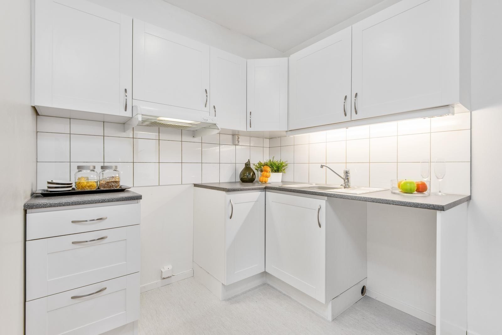 Nyere kjøkken leveres med komfyr, kjøl/frys og oppvaskmaskin. Bilde er fra en annen leilighet. Galleribilde