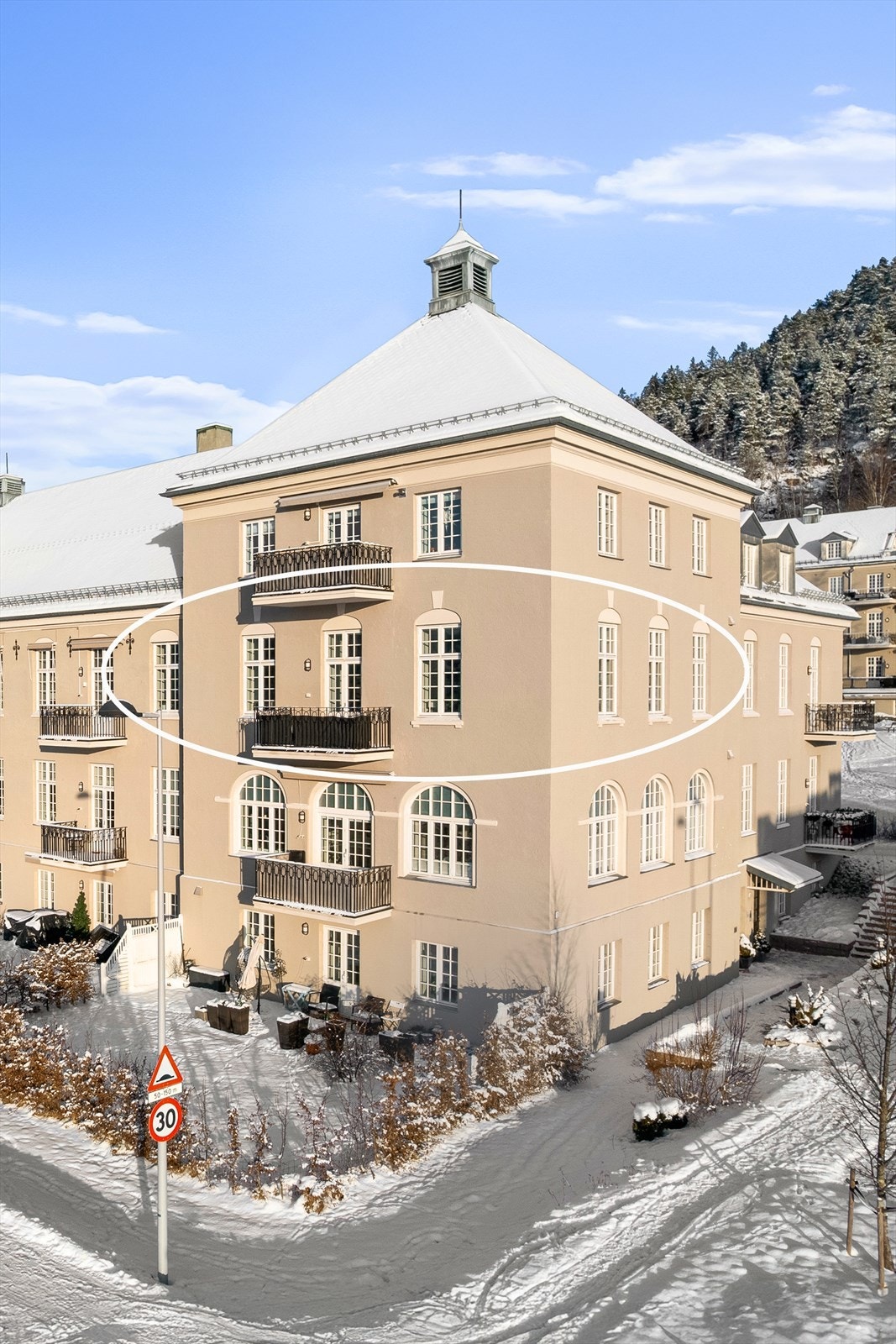 Hjørneleiligheten har en god beliggenhet i bygget, ligger sørvest-vendt med gode solforhold Galleribilde