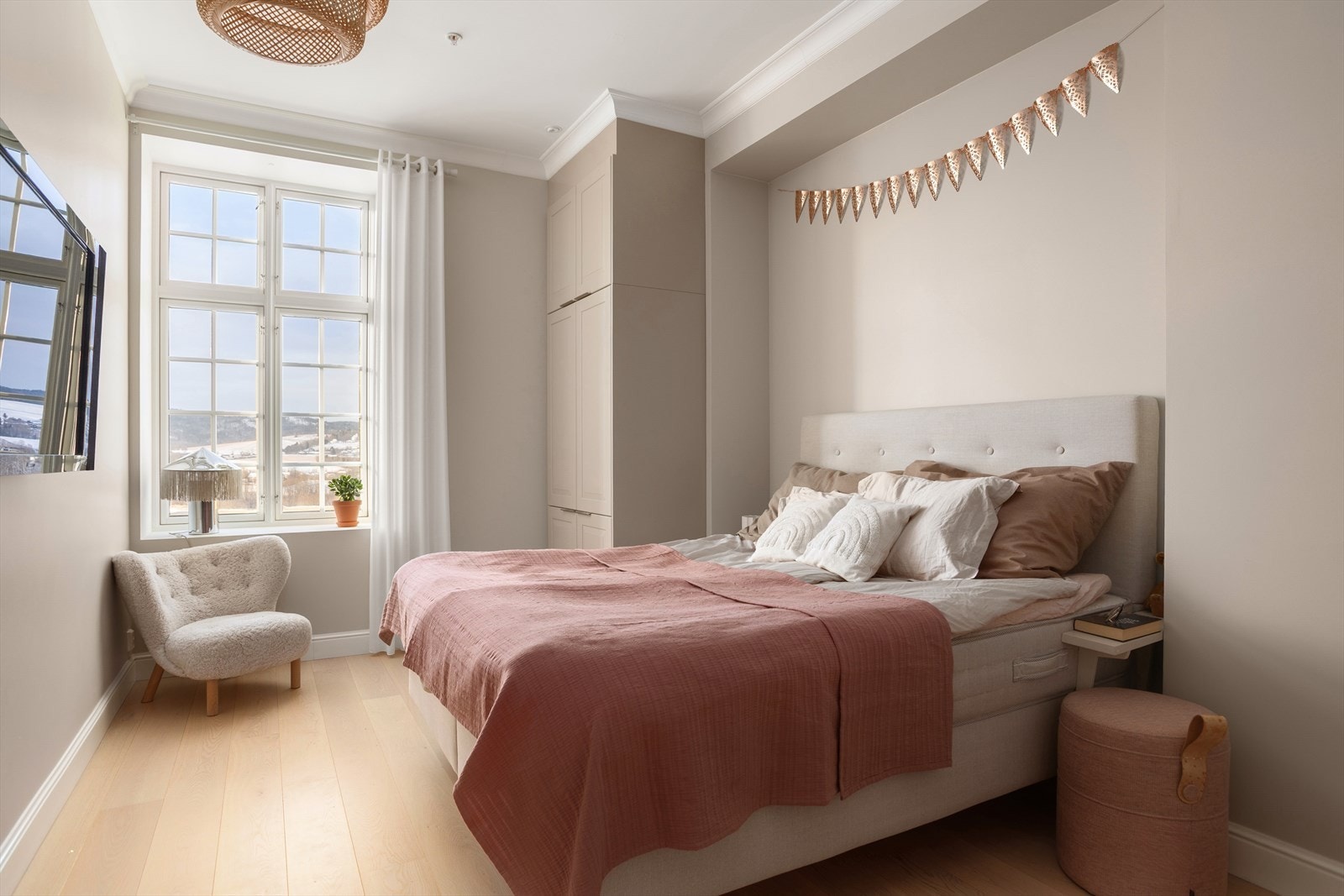 Romslig hovedsoverom med god plass for dobbeltseng og tilhørende nattbord Galleribilde