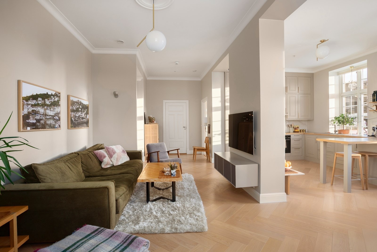 Stue og kjøkken er i en delvis åpen løsning, som bidrar til et sosialt og hyggelig oppholdsrom Galleribilde