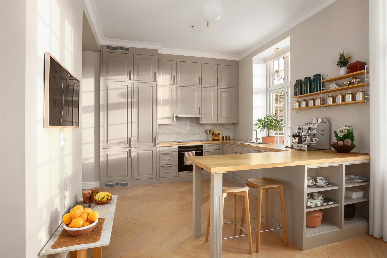 Kjøkkenet er utstyrt med integrert utstyr som platetopp, kjøl/fryseskap og oppvaskmaskin Galleribilde