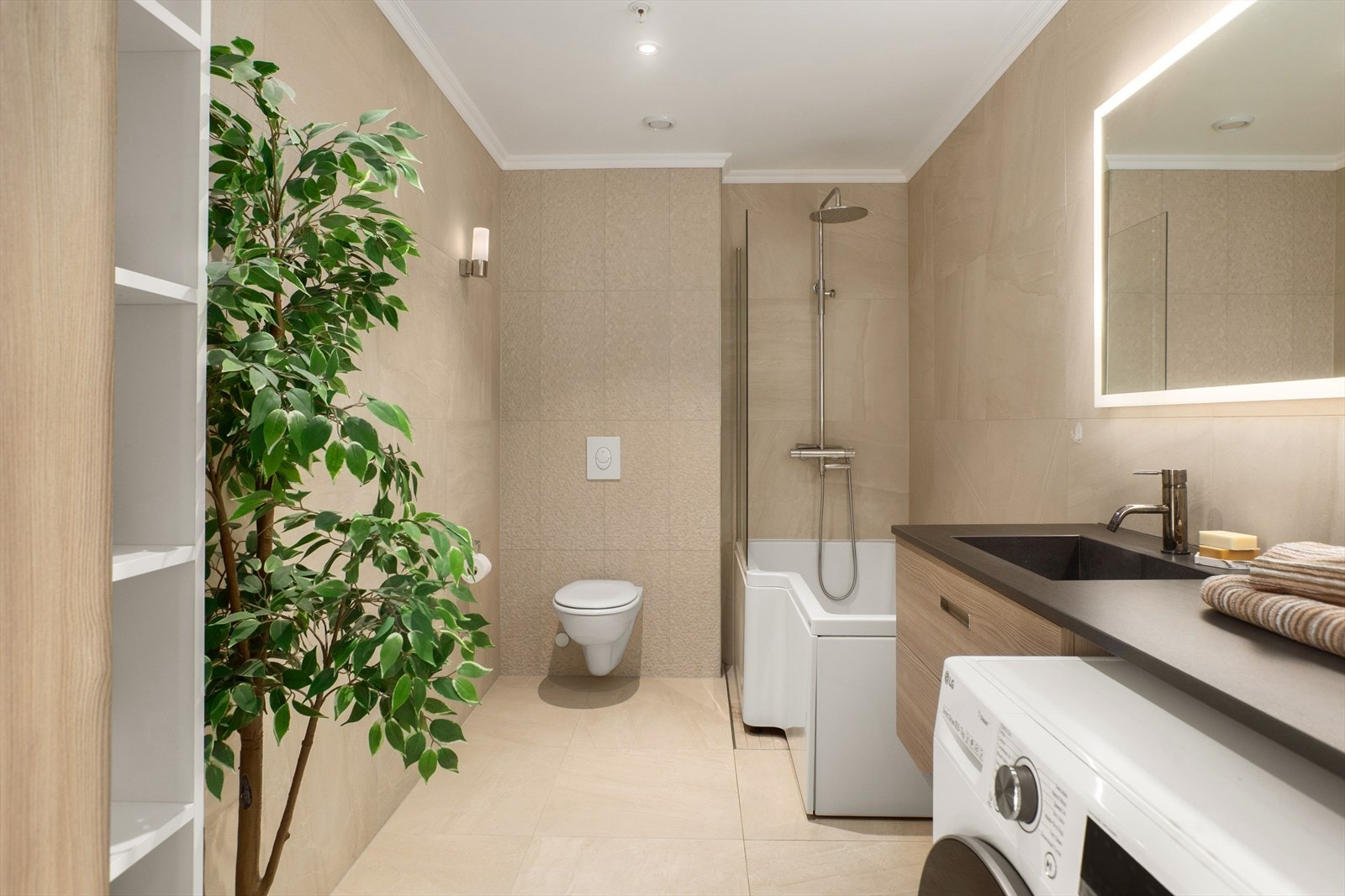 Lekkert og påkostet bad med flislagte overflater og varme i gulv Galleribilde