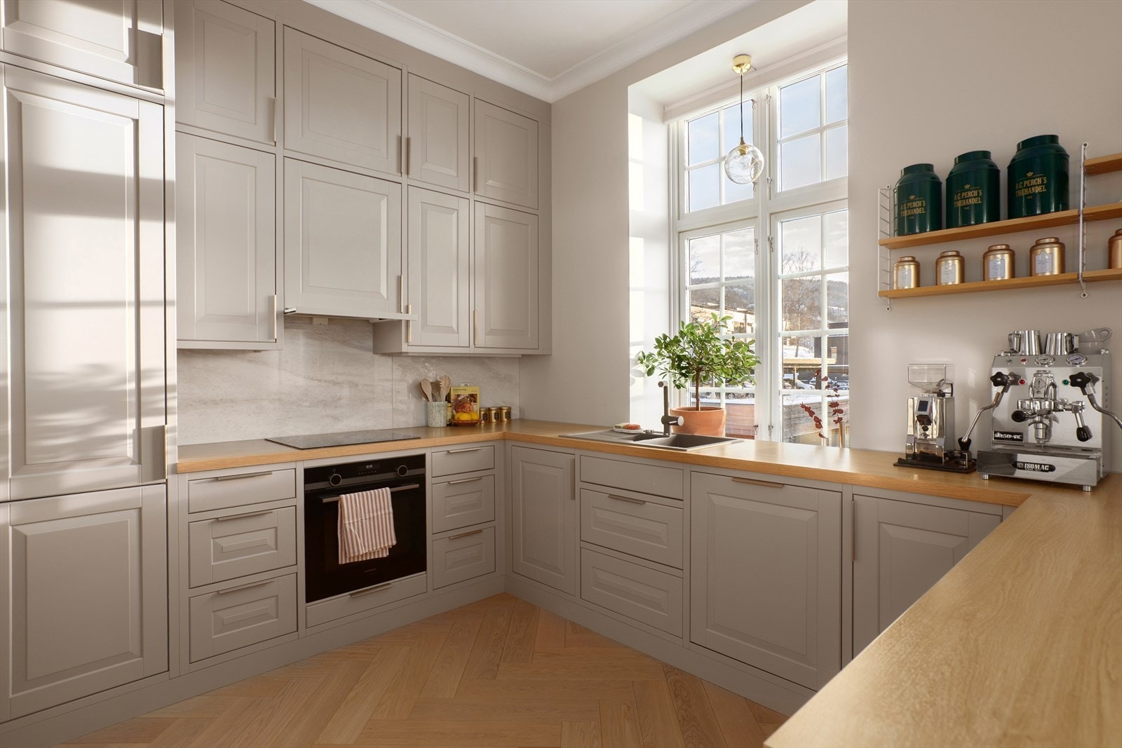 Videre har kjøkkenet profilerte fronter og godt utnyttet innredning som går fra gulv til tak Galleribilde