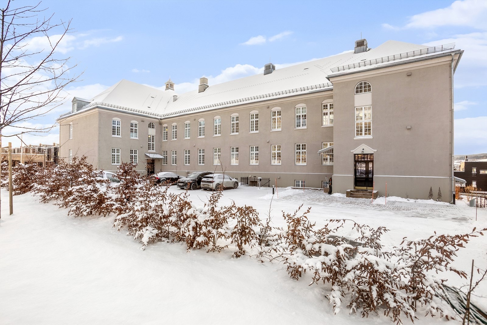 Med leiligheten medfølger 2 utvendig biloppstillingsplasser Galleribilde