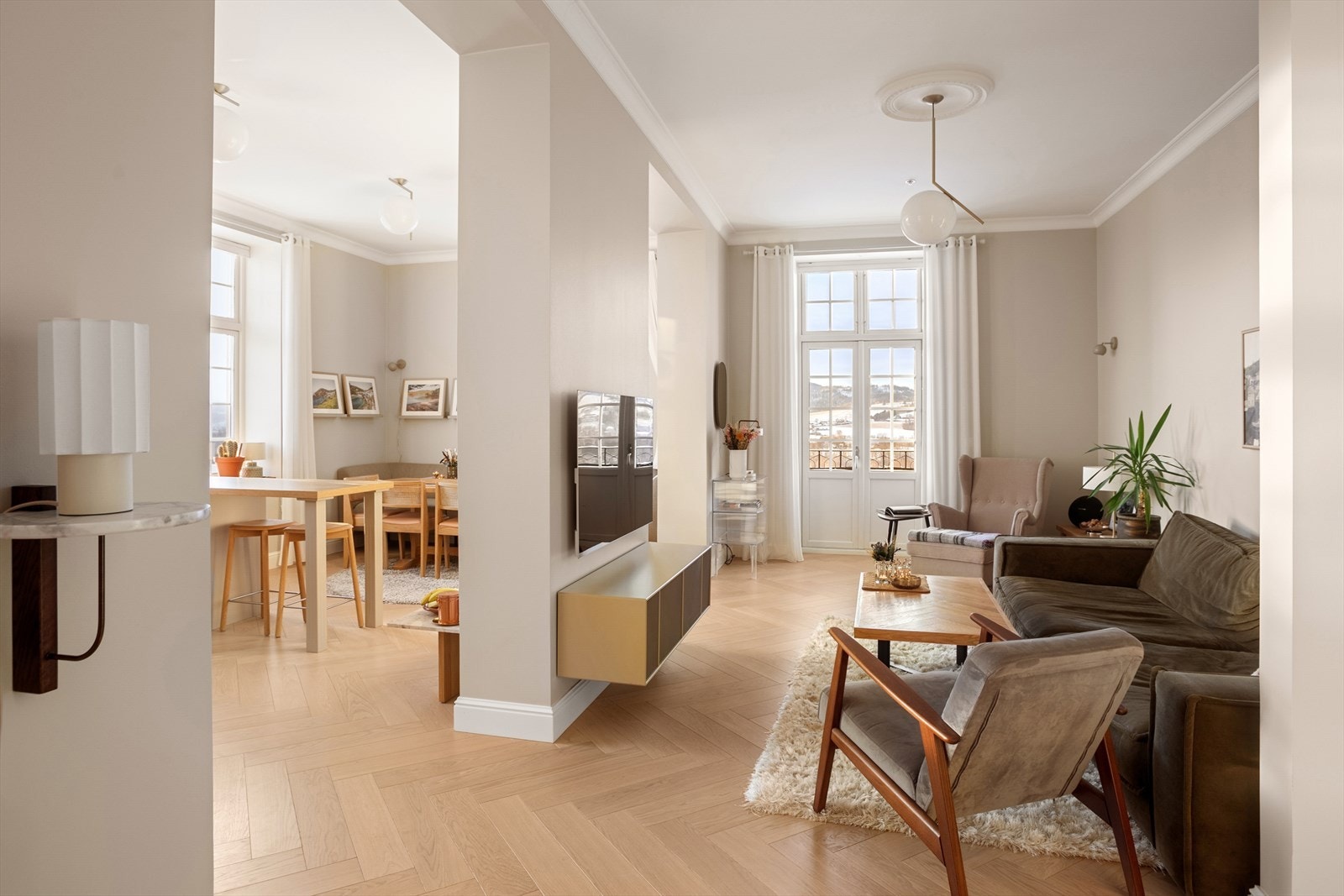 Leiligheten fremstår av høy kvalitet med sine flotte materialvalg, gode takhøyde, brede vinduskarmer, rosett og profilerte listverk Galleribilde