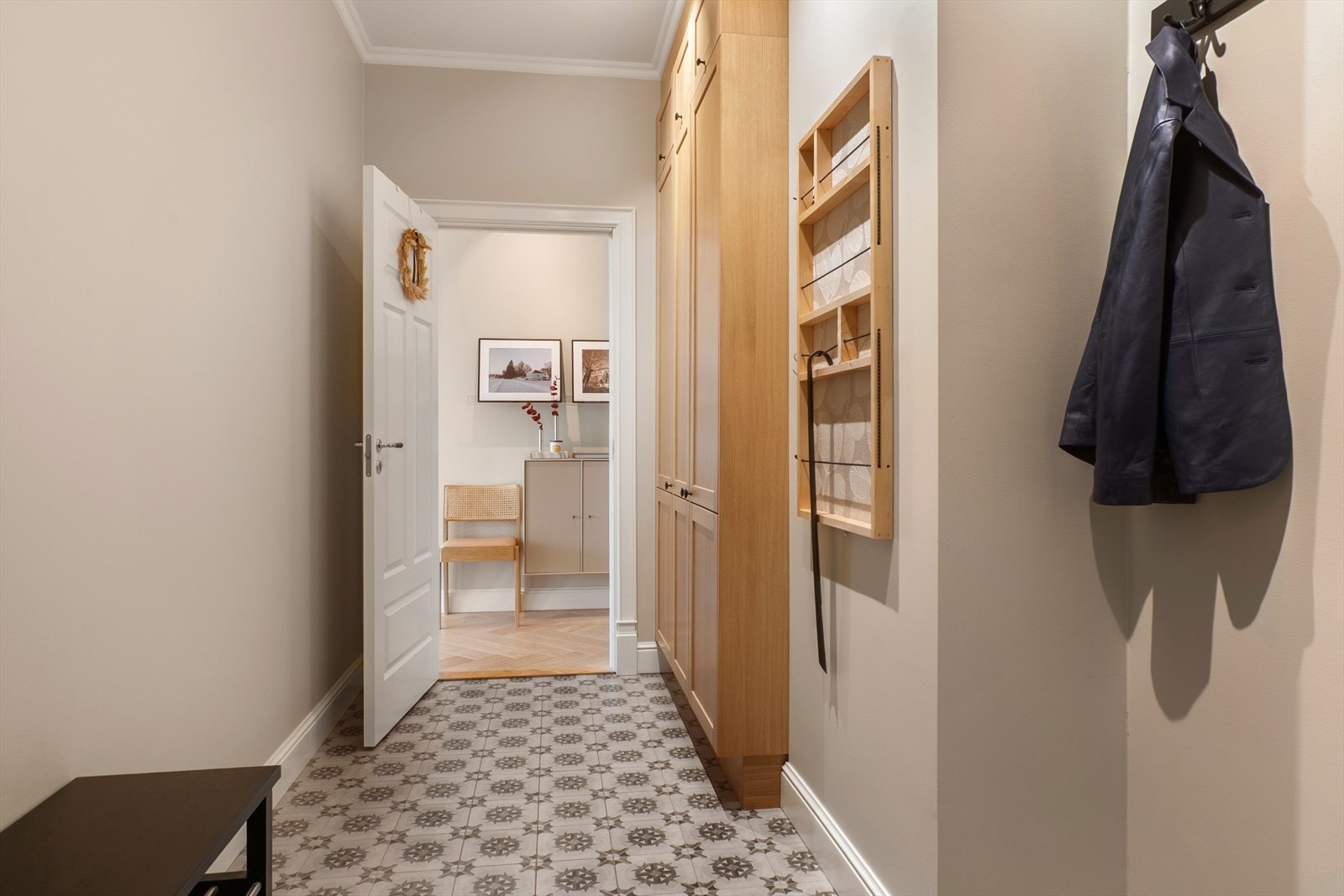 Gangen har lekre fliser på gulv, samt plassbygd garderobeskap med god plass til oppbevaring Galleribilde