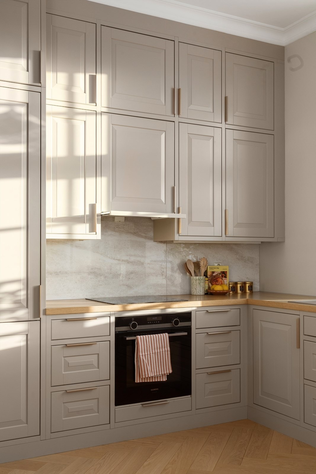 Det er godt med oppbevaringsplass i skuffer og skap, samt godt med arbeidsplass på benkeplate i laminat Galleribilde