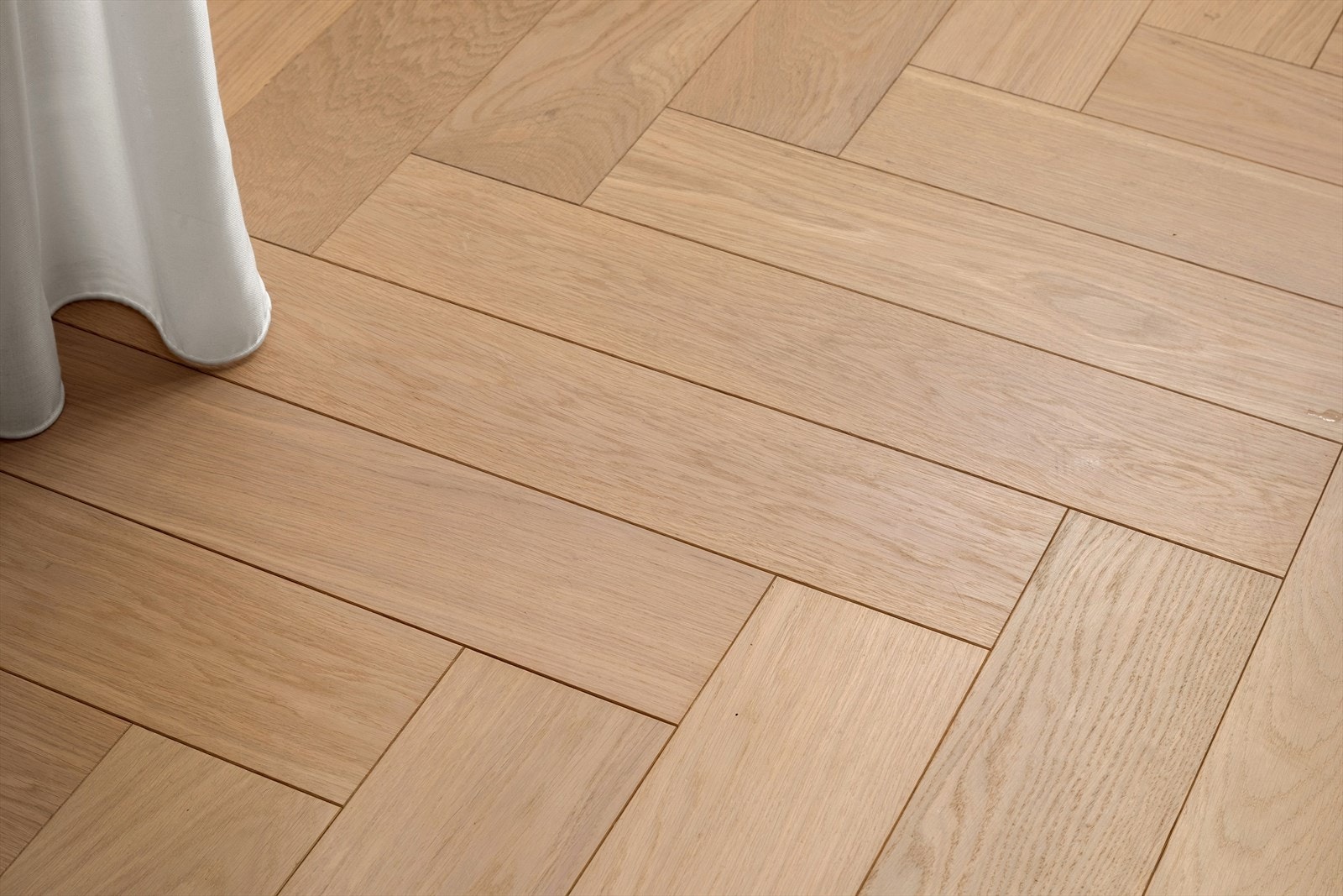 Leiligheten er påkostet med fiskebensparkett på gulv Galleribilde