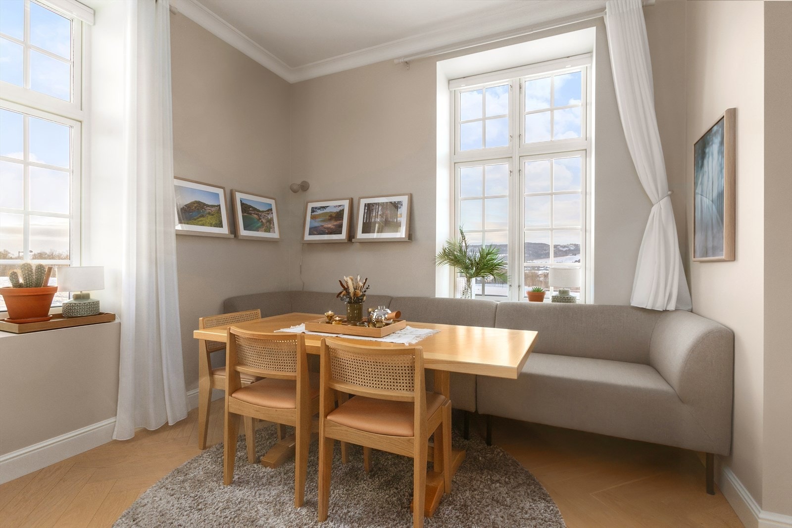 I tilknytning til kjøkkenet er det god plass for spisebord, som gir god plass for samling av familie eller gjester Galleribilde