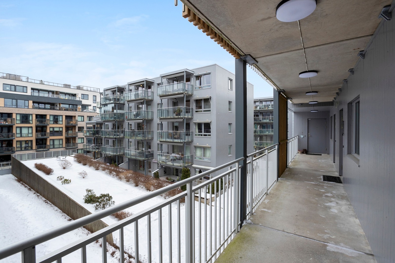 Svalgang med utsyn til felles takhave Galleribilde