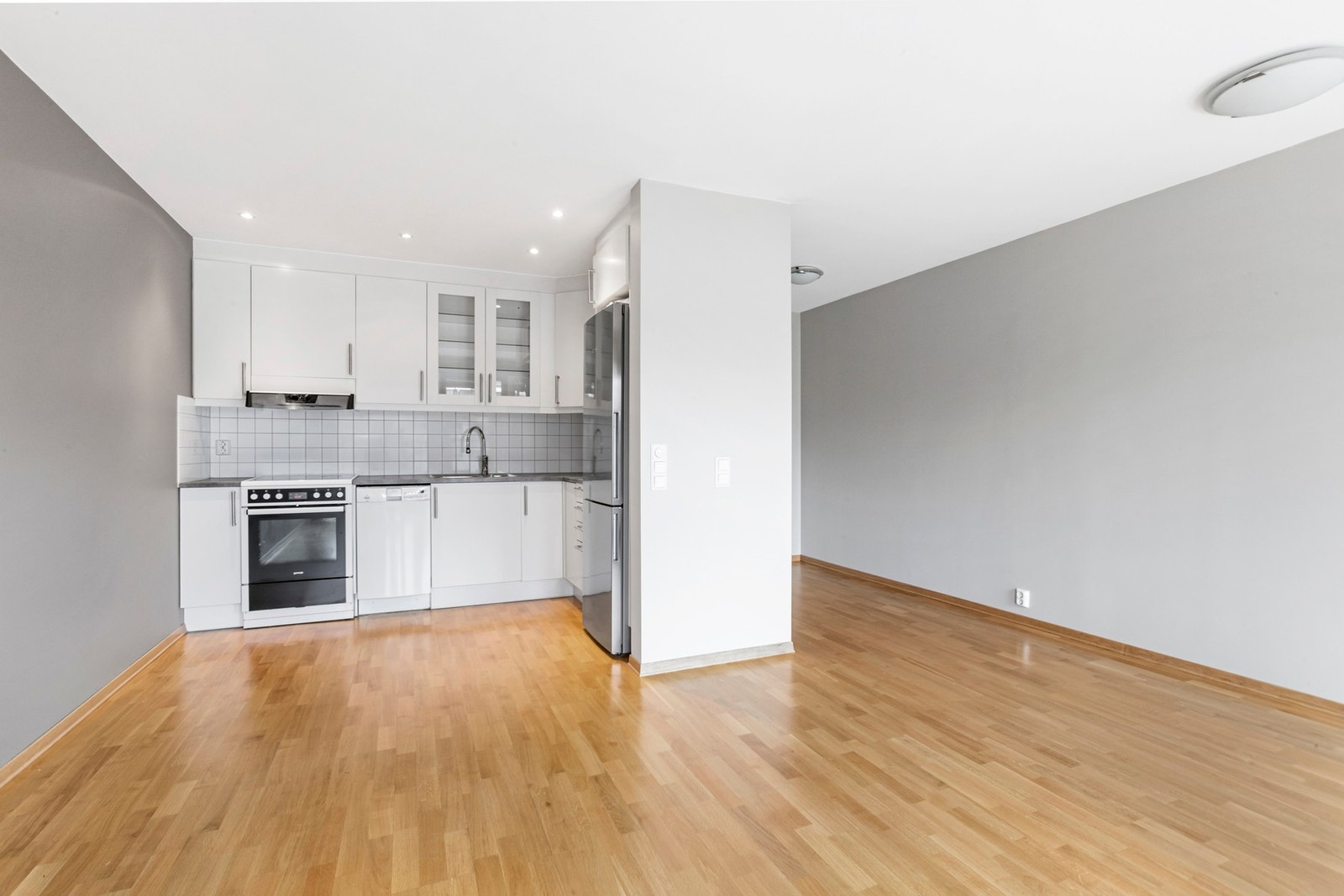 Stue og kjøkken i åpen løsning Galleribilde