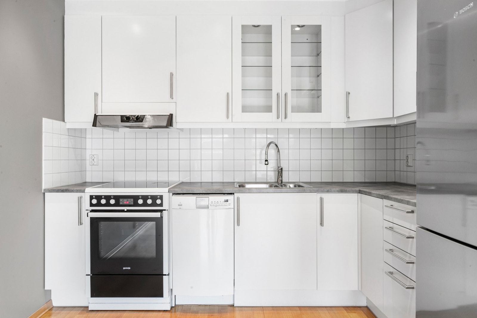 Lys kjøkkeninnredning med slette fronter Galleribilde