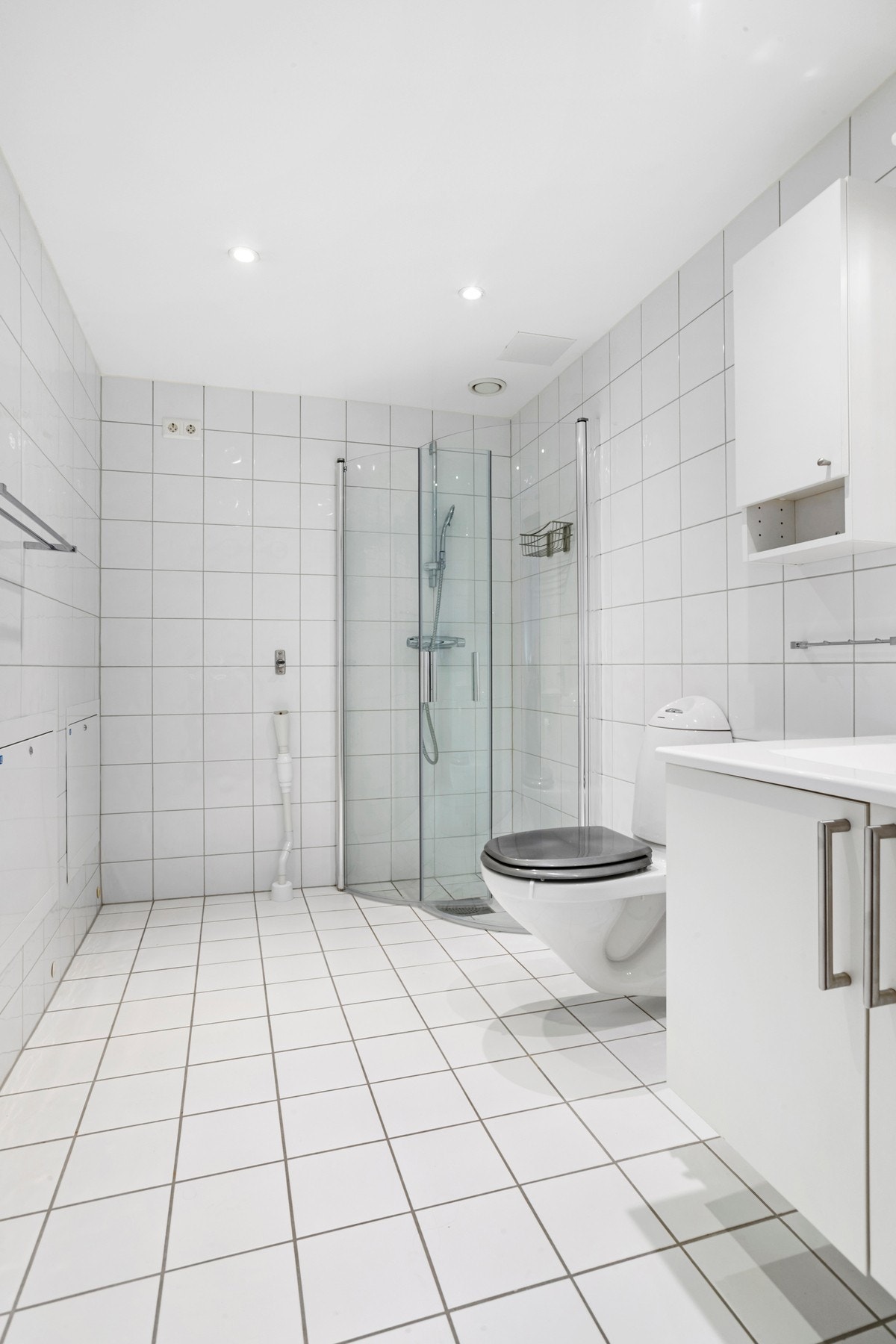 Flislagt bad med gulvvarme. Opplegg for vaskemaskin. Galleribilde