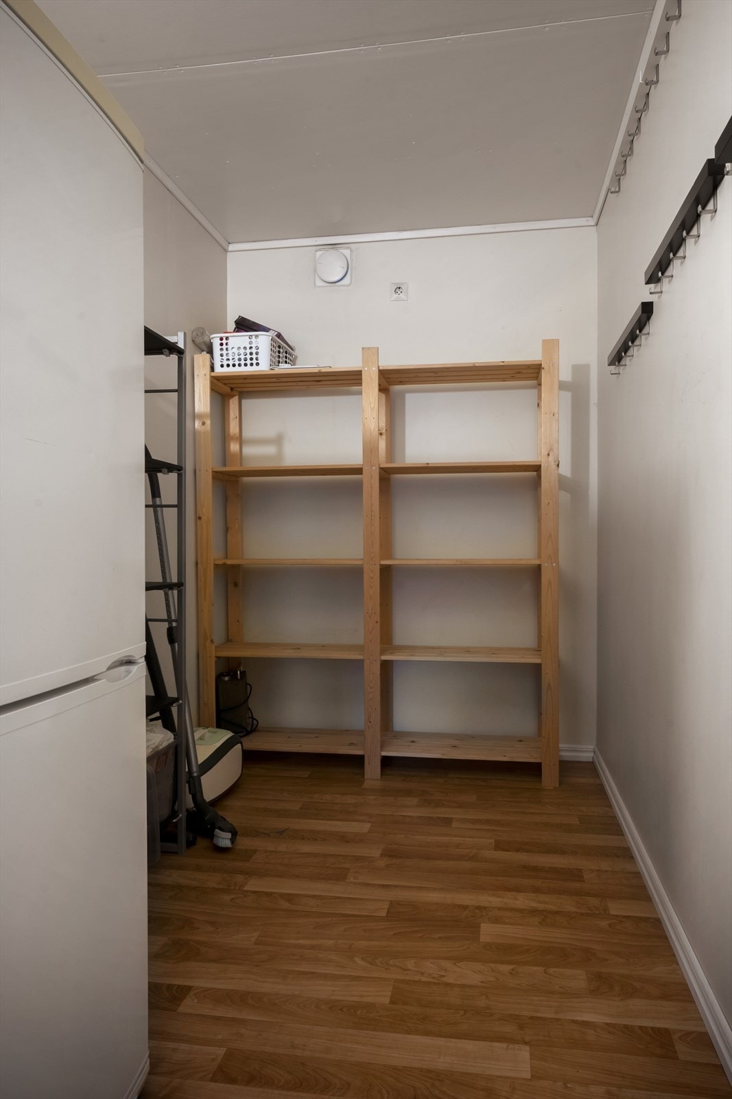 Praktisk intern bod. Kjøleskap m. frys følgjer salet Galleribilde