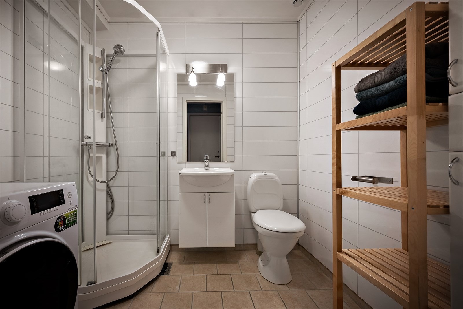 Bad med flislagt golv og baderomsplater på vegg Galleribilde