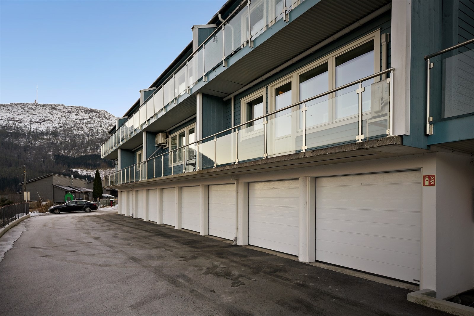 Andelen disponerar ein romsleg garasje med elektrisk port samt god plass til både bil og lagring Galleribilde