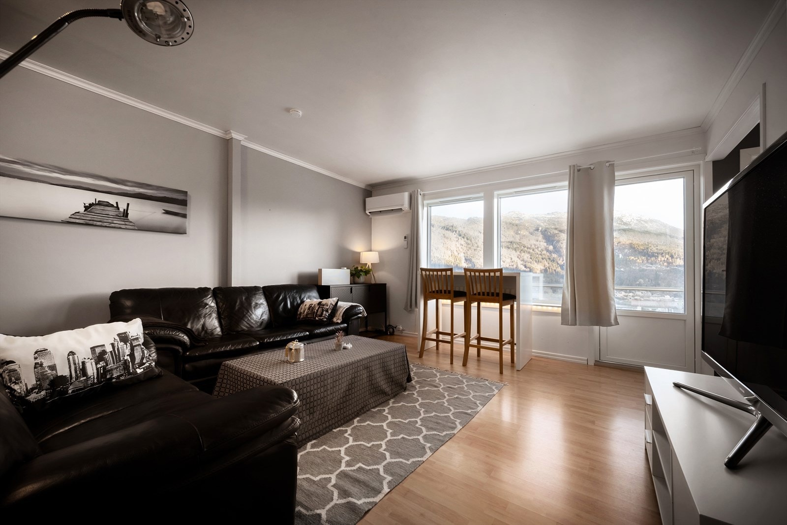 Stova er i delvis opa løysing med kjøkkenet. Merk også varmpepumpe! Galleribilde