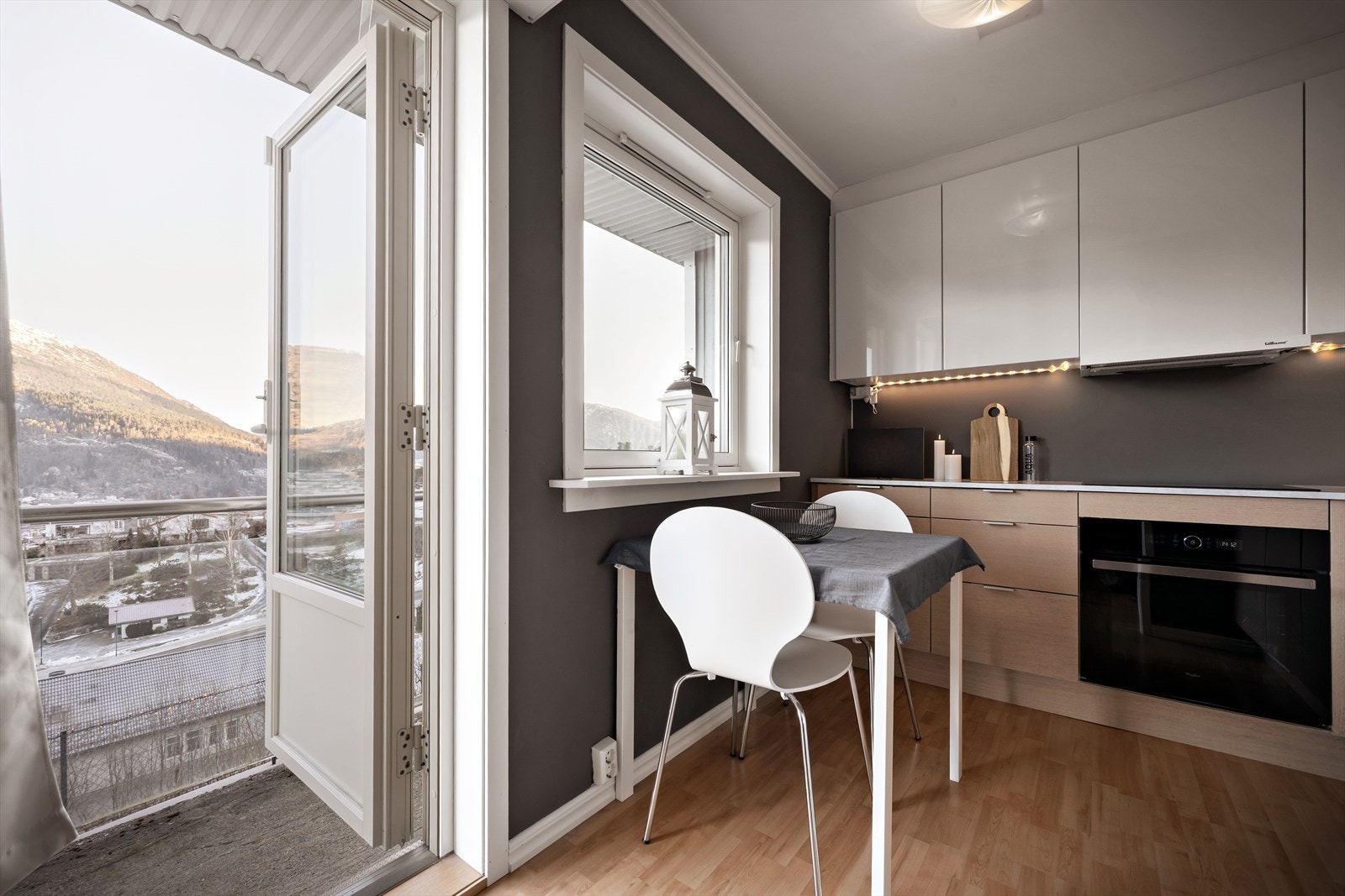 Frå stove/kjøkken er det tilkomst til terrasse Galleribilde