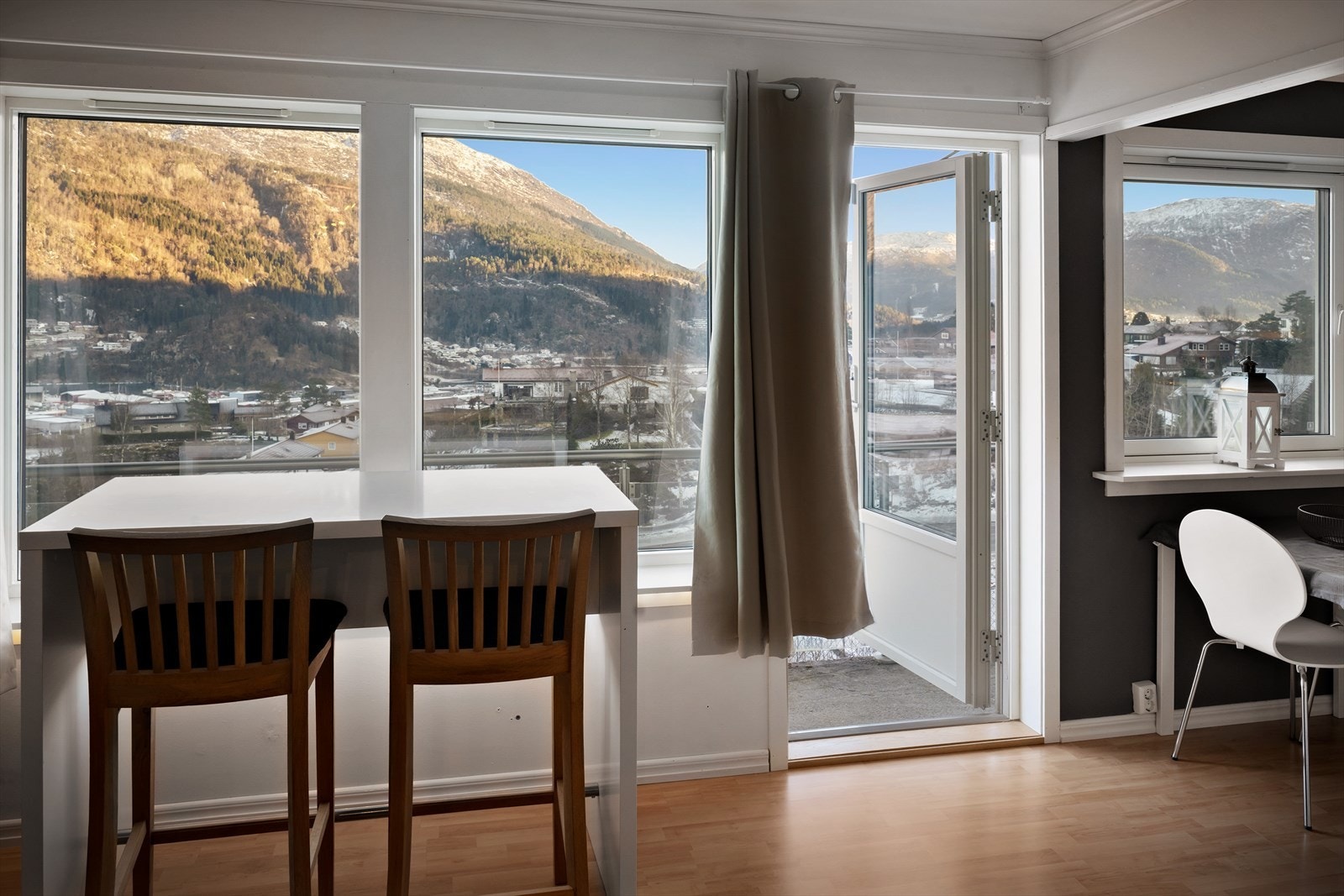 Gode usjenerte vindaugsflater i fasaden med fin og fri utsikt samt godt lysinslepp Galleribilde