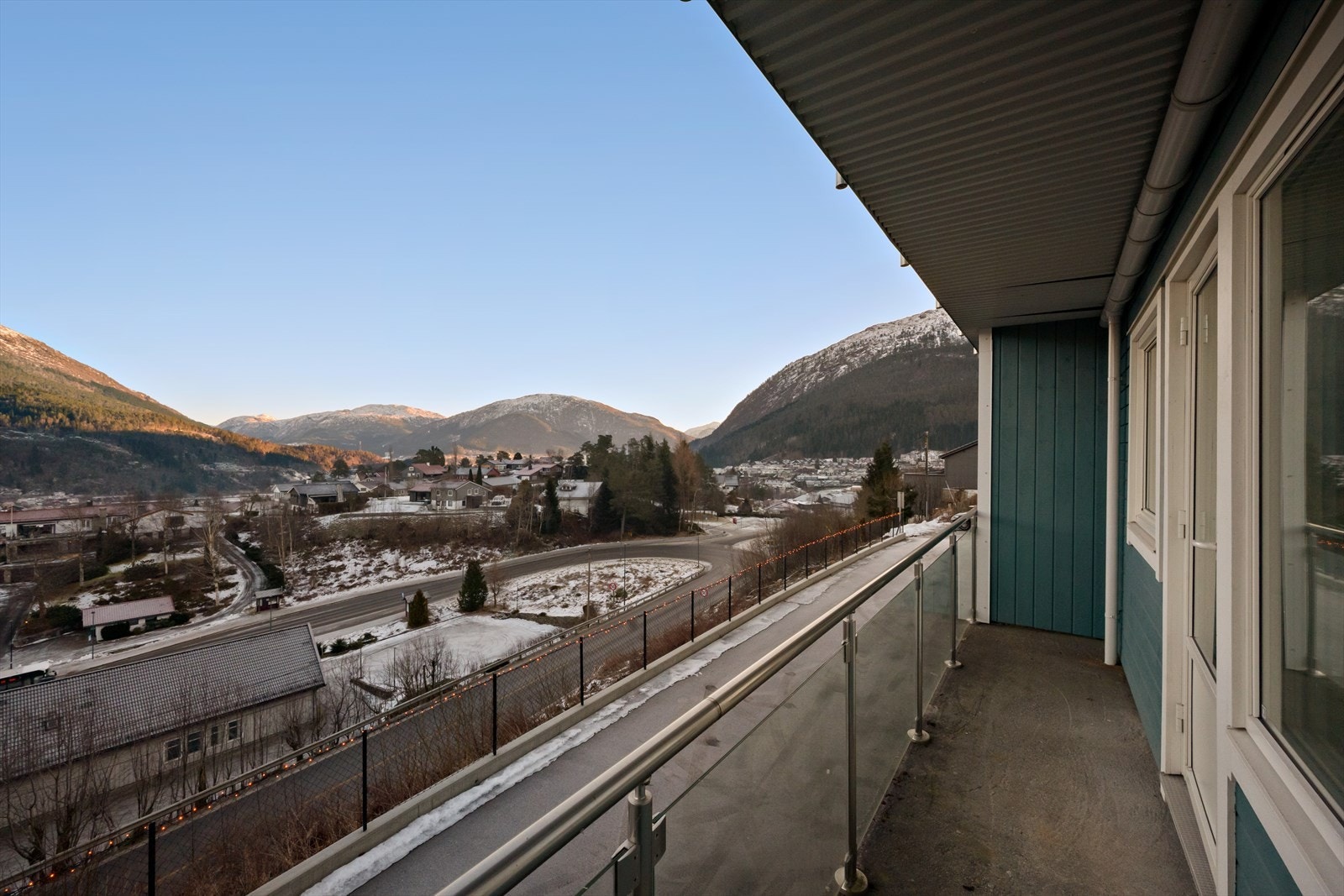 ...fri og fin utsikt til Viefjellet i aust Galleribilde