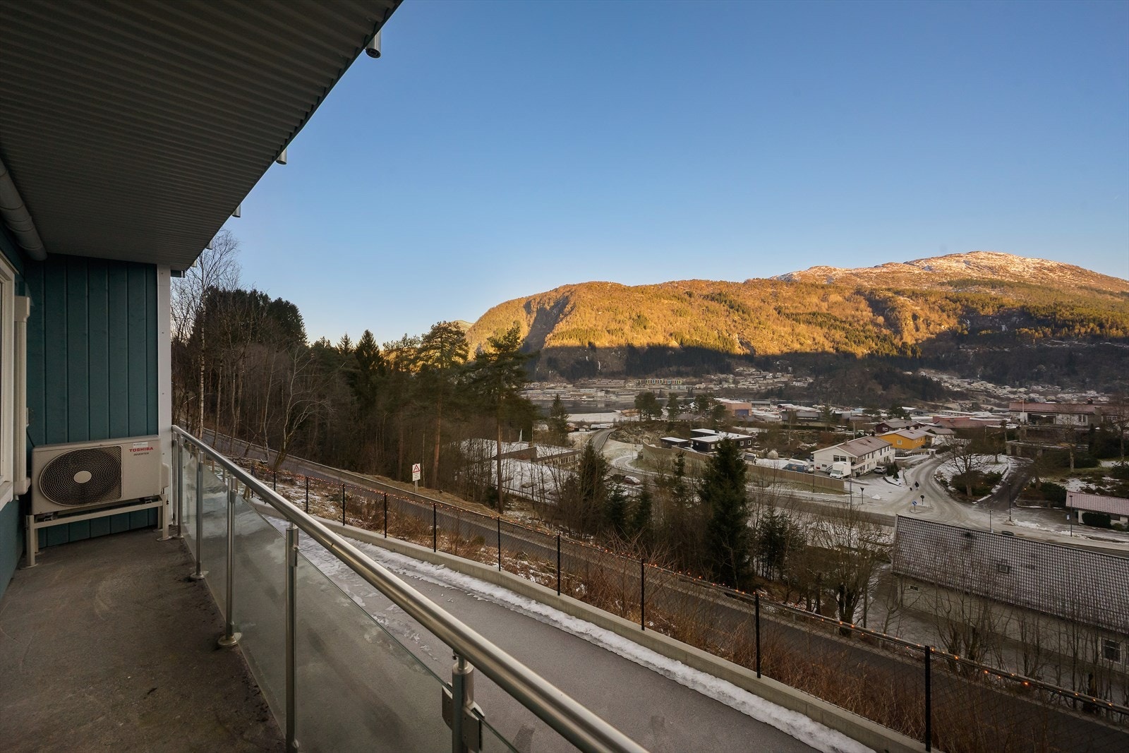 Frå den overbygde terrassen er det flott utsikt med fjordgløtt mot nordvest samt.... Galleribilde