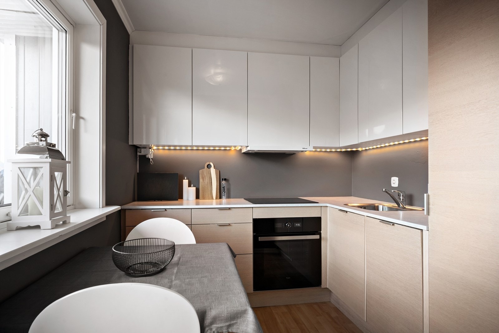 Stilrein kjøkkeninnreiing med integrerte kvitevarer levert av HTH og montert i 2016 Galleribilde