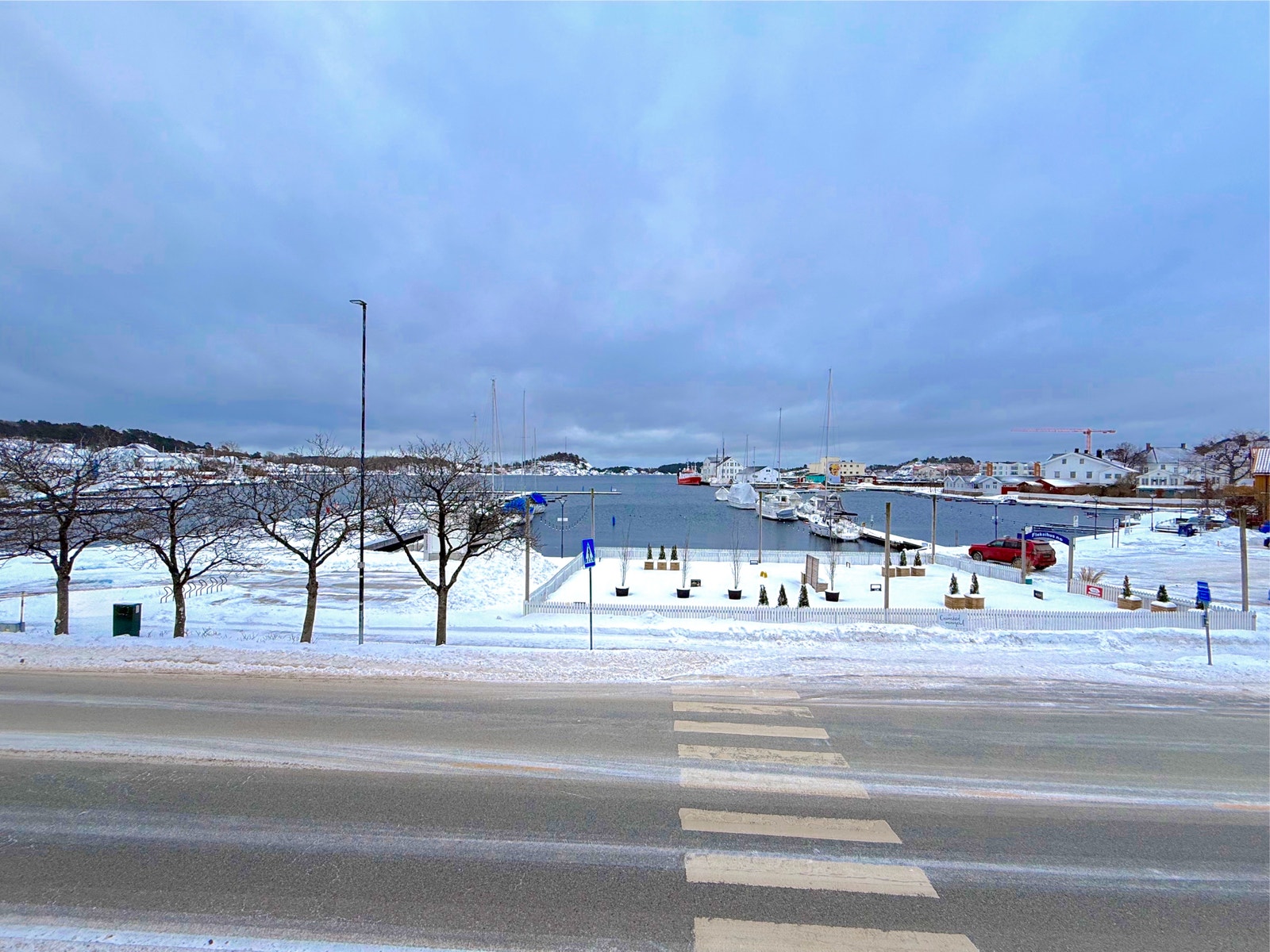 Sjøen og promenade ligger rett over veien, med havn og parker i nærområdet Galleribilde