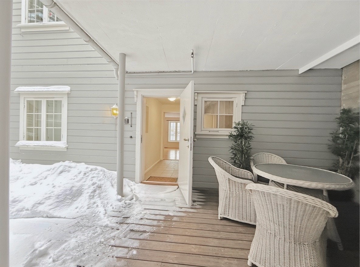 Overbygget inngangsparti med terrasse og hyggelig sittegruppe Galleribilde