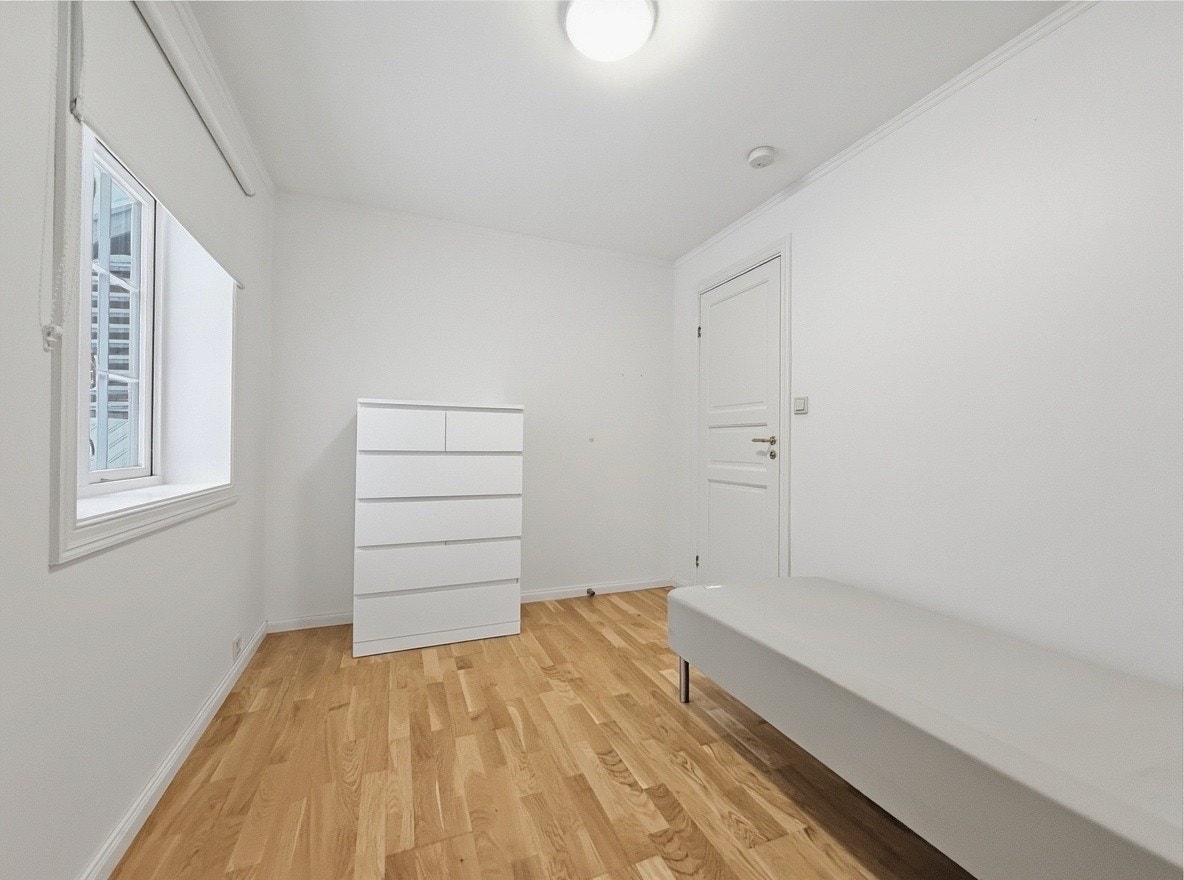 Det andre soverommet er lyst og passer fint som gjesterom, barnerom eller kontor Galleribilde