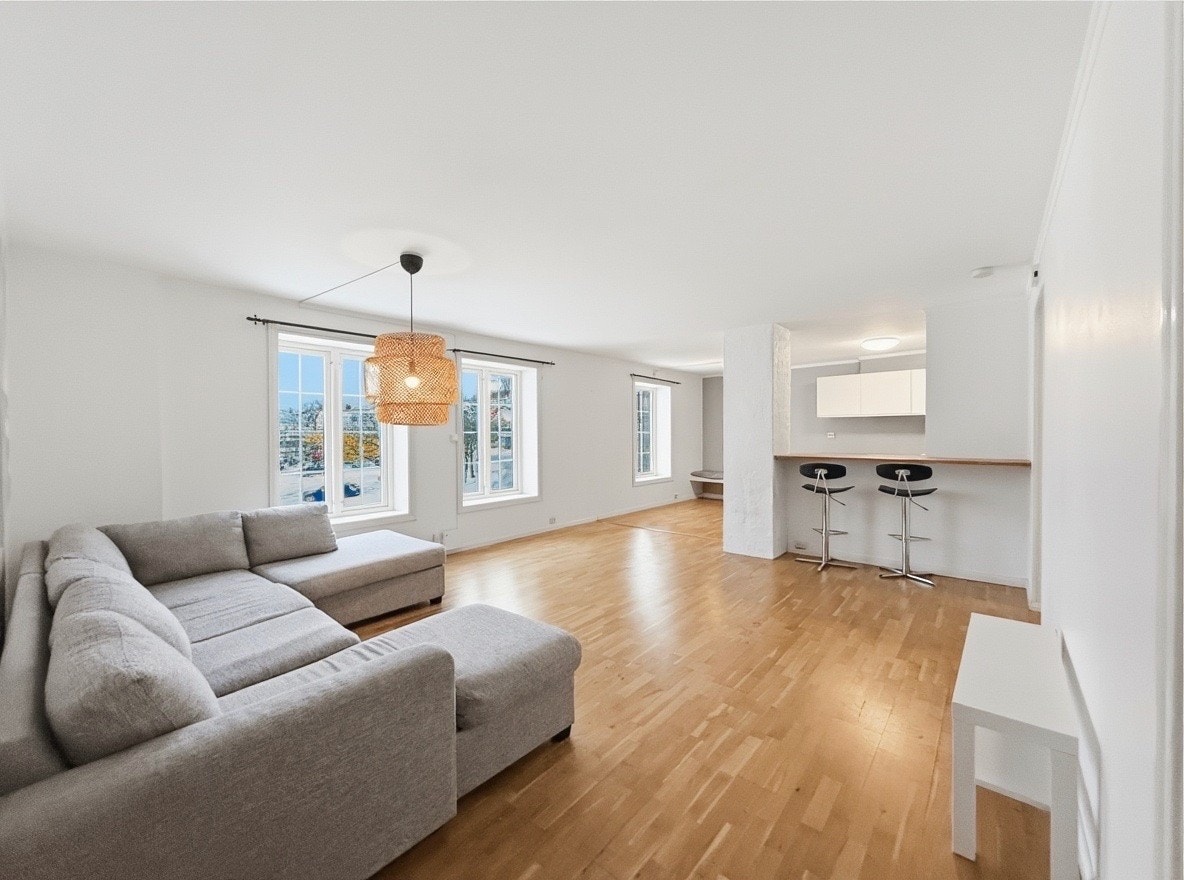 Åpen stue- og kjøkkenløsning med plass til sofa- og spisegruppe Galleribilde