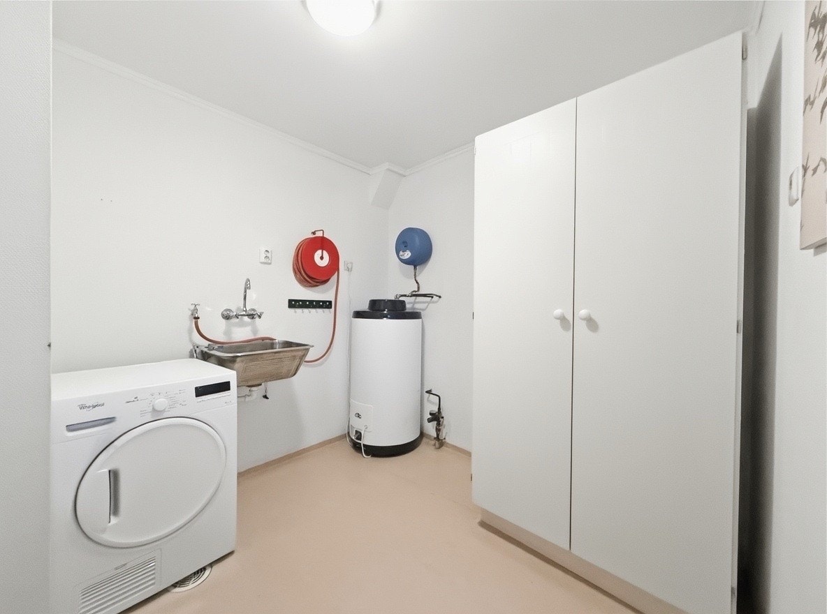Praktisk vaskerom/teknisk rom med vaskemaskin, vaskekum og varmtvannsbereder Galleribilde