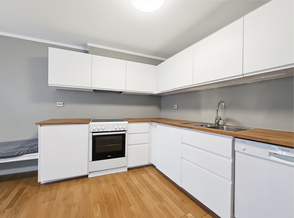 Kjøkkenet har godt med skapplass, komfyr, oppvaskmaskin og dobbel vask Galleribilde