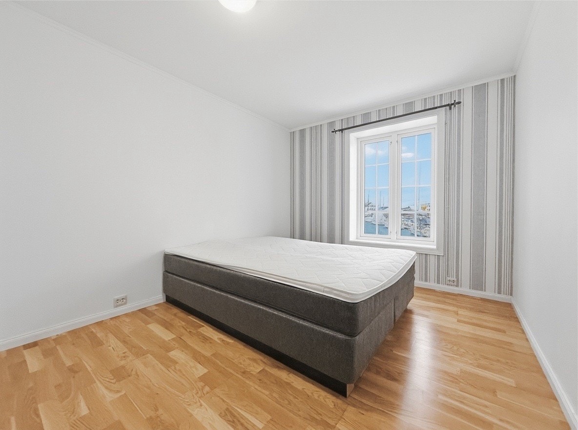 Hovedsoverom med dobbeltseng, lys parkett og sjøutsikt Galleribilde