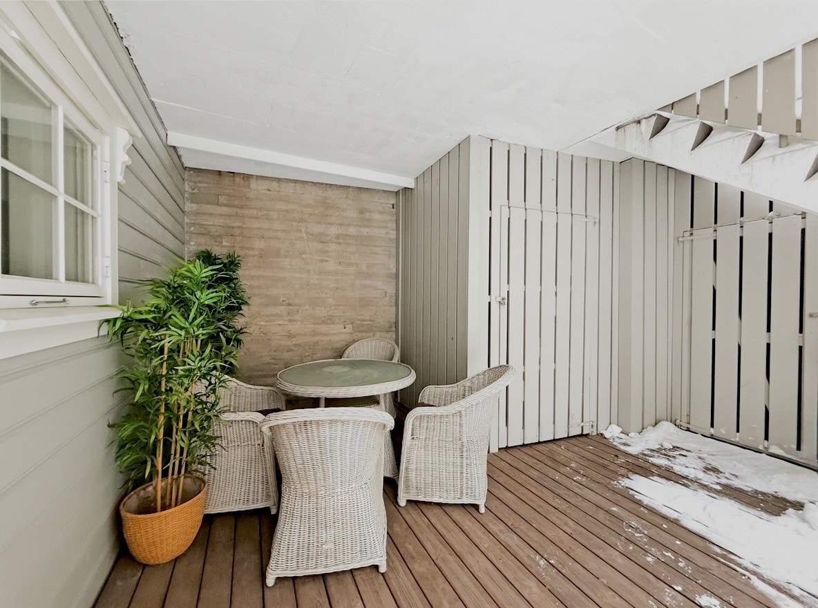 Overbygget terrasse med tredekke gir en lun uteplass hele året Galleribilde