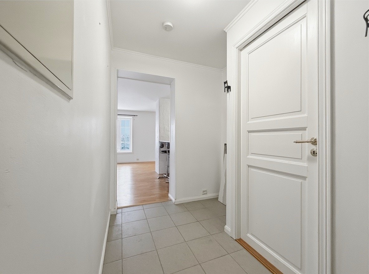 Lys entré med fliser og adkomst til stue og øvrige rom Galleribilde