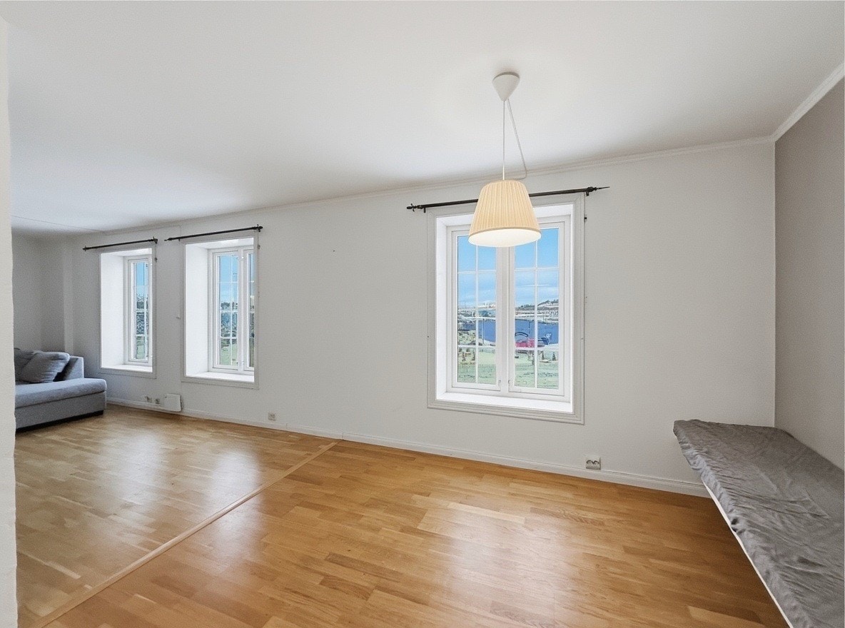 Fleksibelt oppholdsrom med store vinduer og mulighet for flere møbleringsløsninger Galleribilde