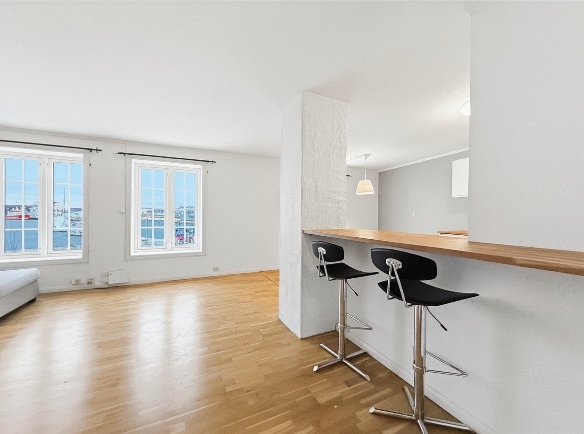 Praktisk barløsning i overgangen mellom stue og kjøkken med plass til barstoler Galleribilde