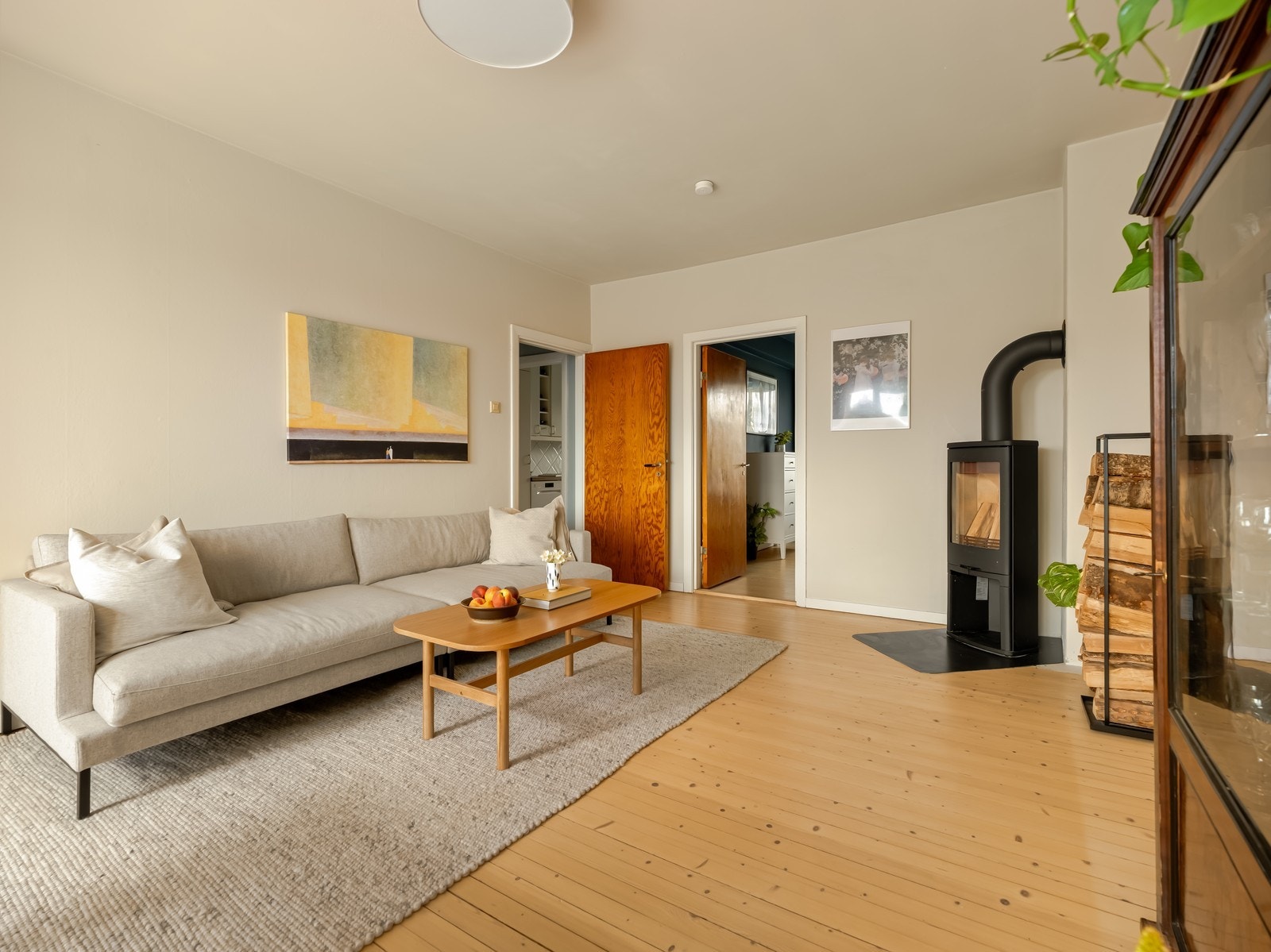 Videre inn i boligen finner du entré med adgang til soverom kjøkkent og bad Galleribilde