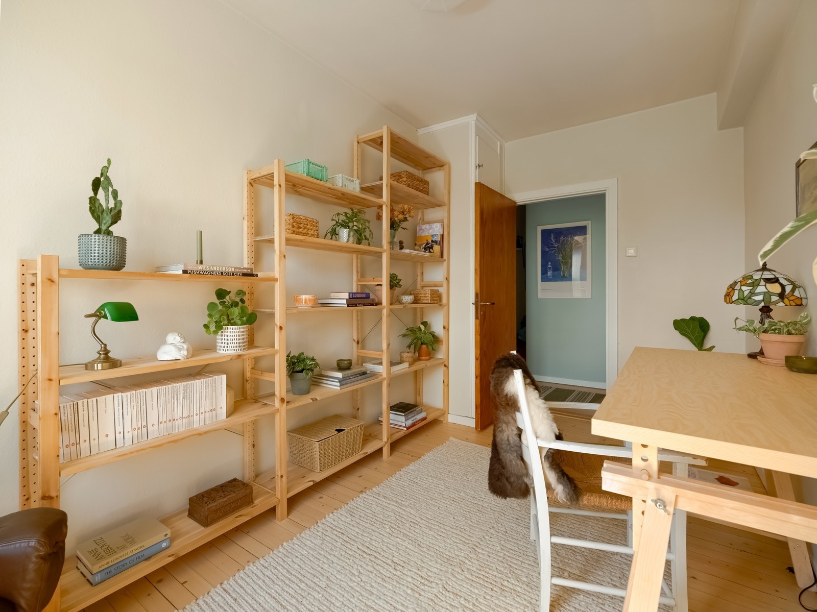 Det andre soverommet er også romslig med plass til dobbeltseng og garderobesakp Galleribilde