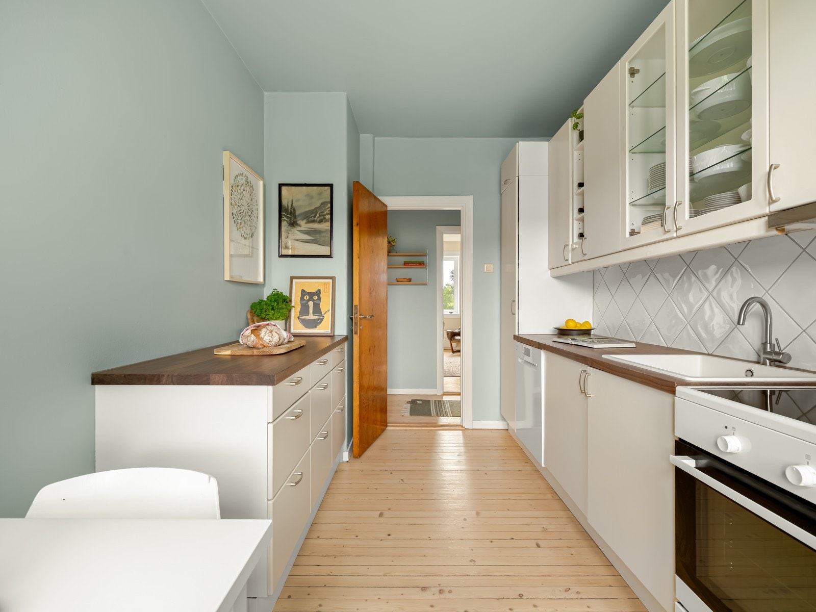 På kjøkkenet er det lagt opp til en plass for et frokostbord Galleribilde