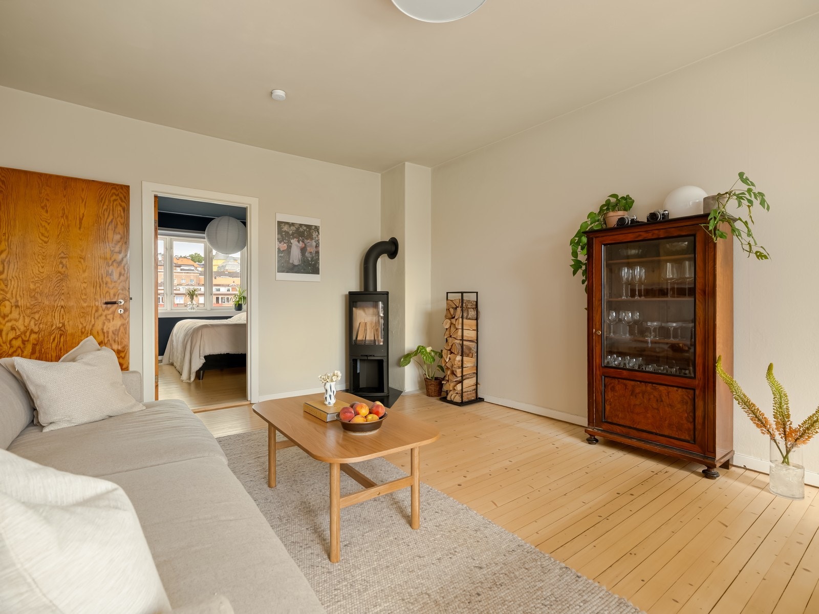 Stuen er romslig med en koselig peis Galleribilde