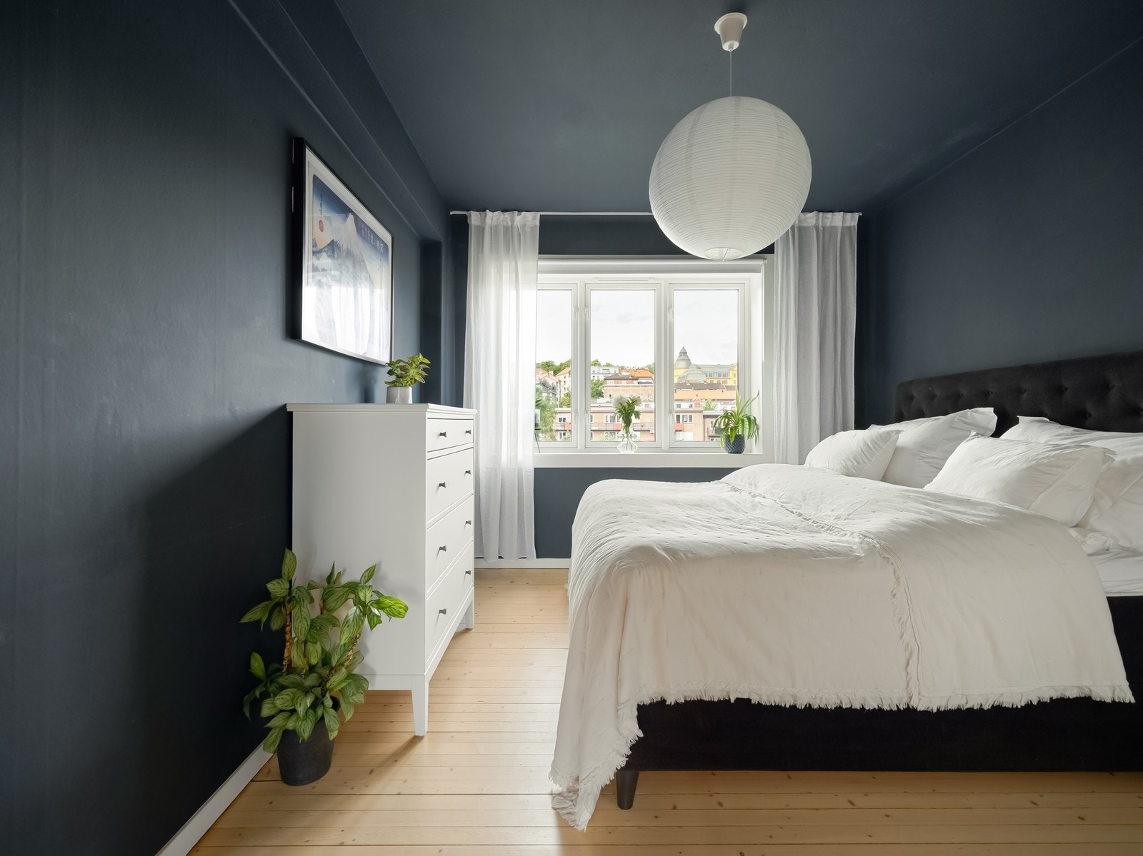 Hovedsoverommet er stort og det er fin utsikt mot Ila skole fra vinduet Galleribilde