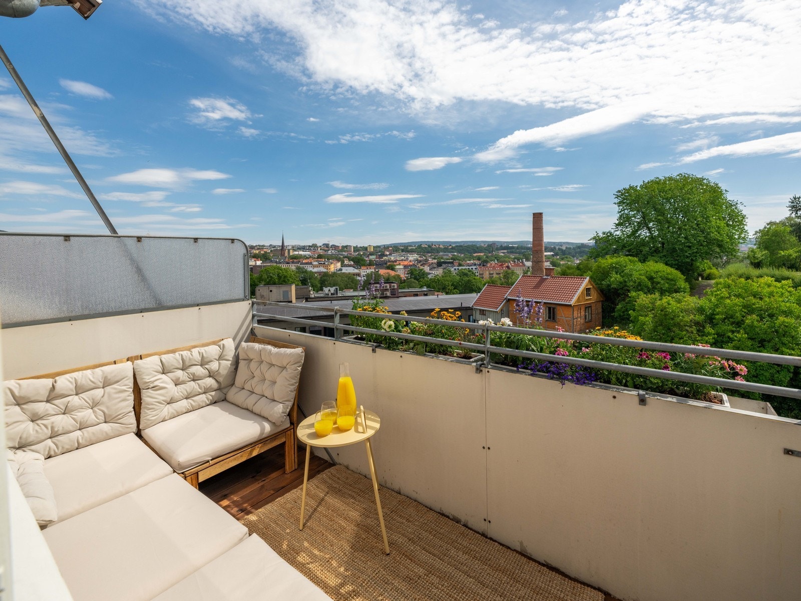 Fra stuen er det utgang til en romslig balkong. Galleribilde